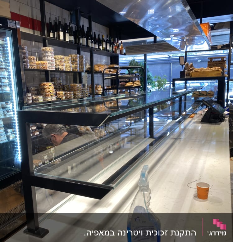 דלפק זכוכית עם חומר ניקוי ומטלית